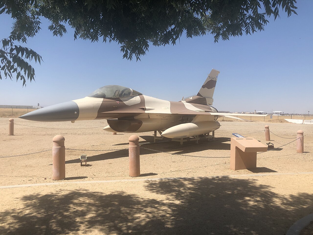 General Dynamics F-16B Fighting Falcon (78-0105)